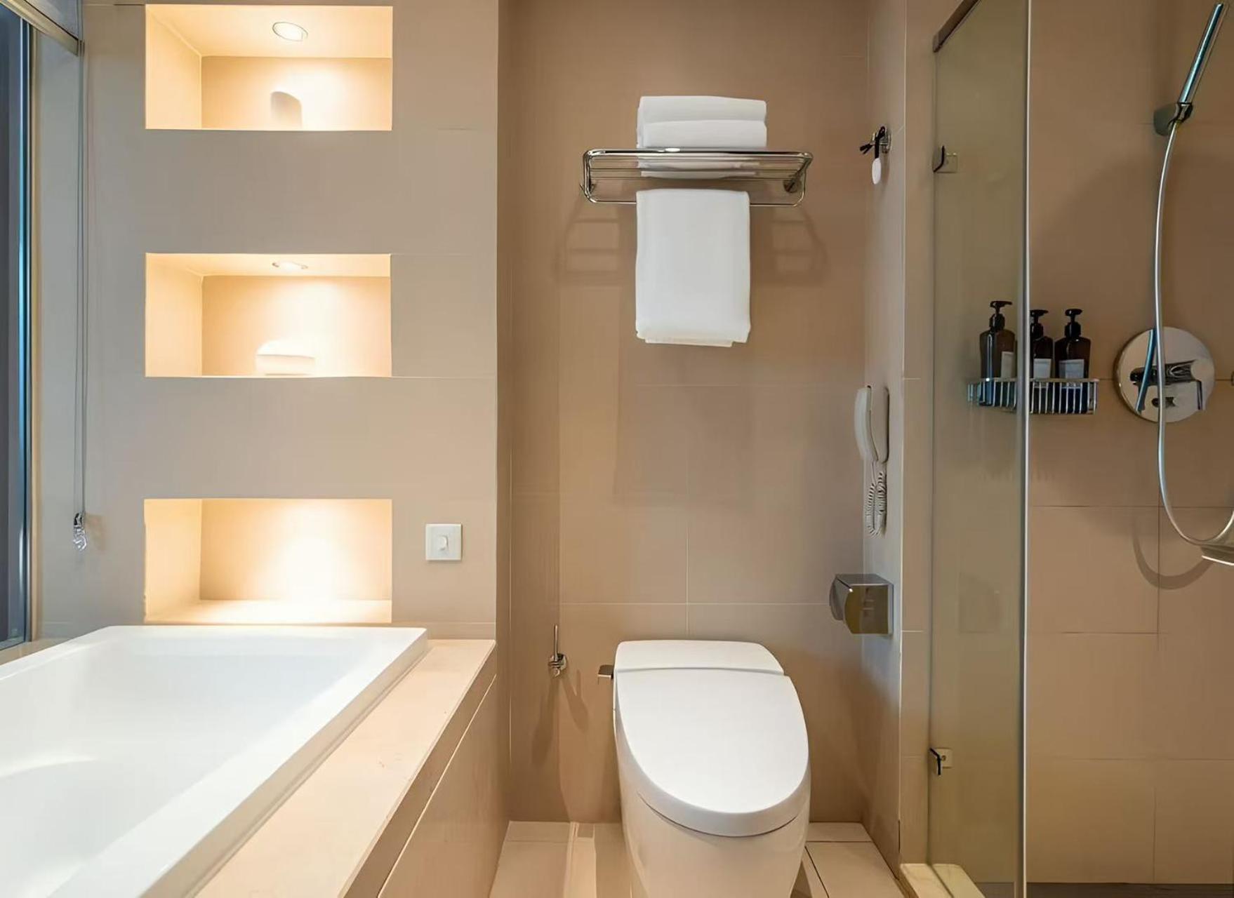 Crystal Orange Caohejing Yishan Road Hotel 4*