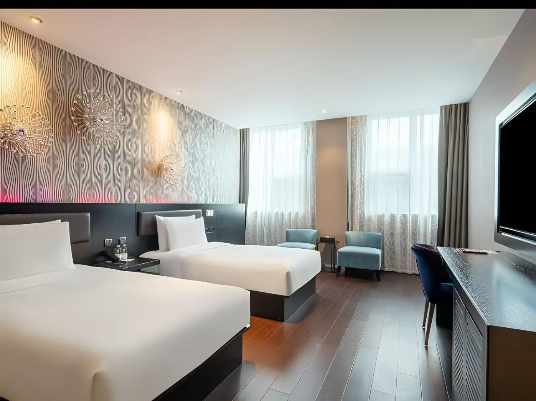 Crystal Orange Caohejing Yishan Road Hotel 4*