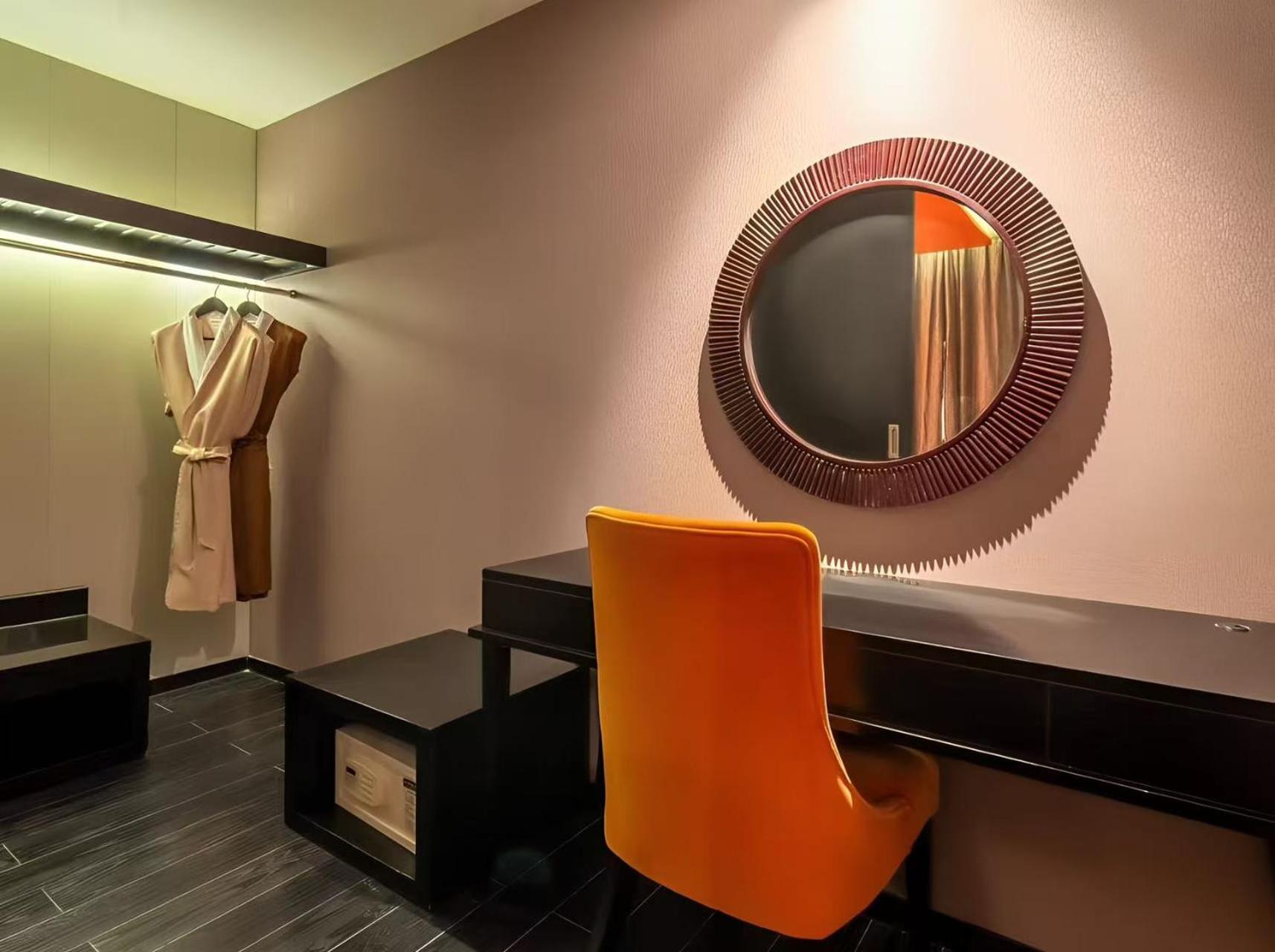 Crystal Orange Caohejing Yishan Road Hotel 4*